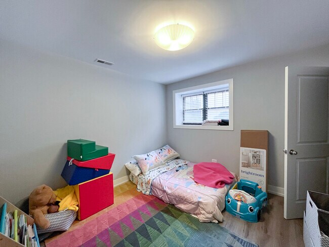 Building Photo - 1750 W Summerdale Ave