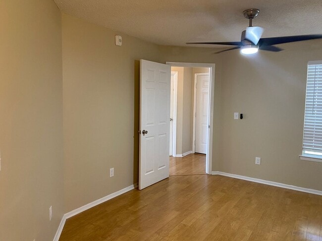Building Photo - RENT SPECIAL-Regency Park at Lake Mary Corner Unit with Wrap-Around Balcony!