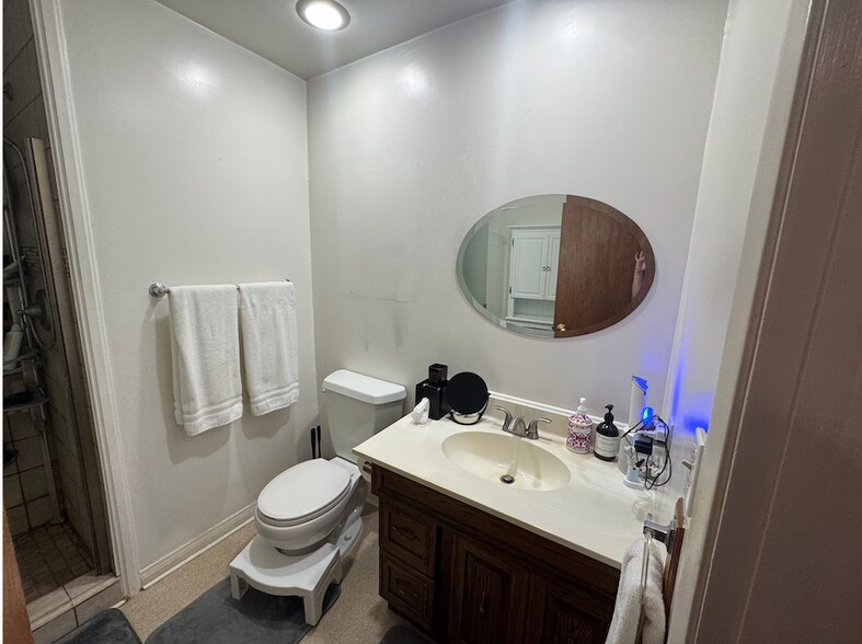 Building Photo - 10201 Oak Park Ave