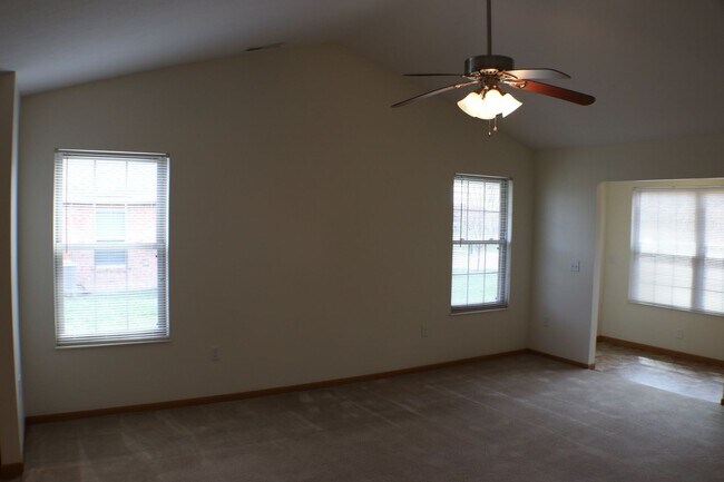Building Photo - 2206 Shamrock Ln