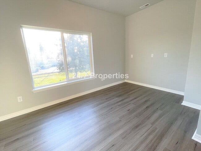 Building Photo - Spacious and Modern 3-Story Townhome - Mol...