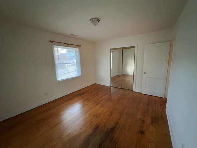 Building Photo - Rancher with Large Back Yard!