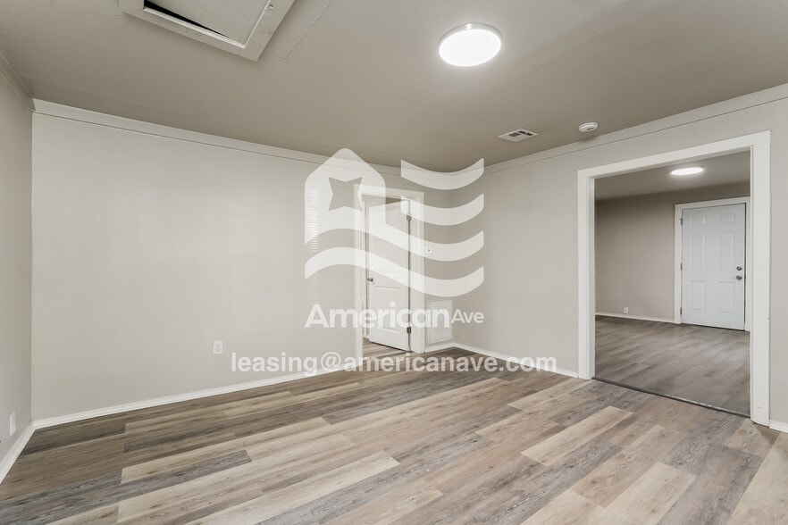 Building Photo - 910 N Franklin Ave