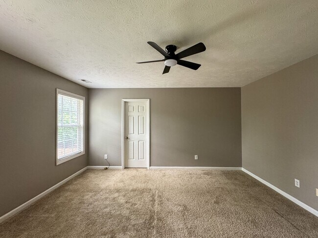 Building Photo - Cute 3 Bed 2.5 Bath Home in Fayetteville with Fenced Yard