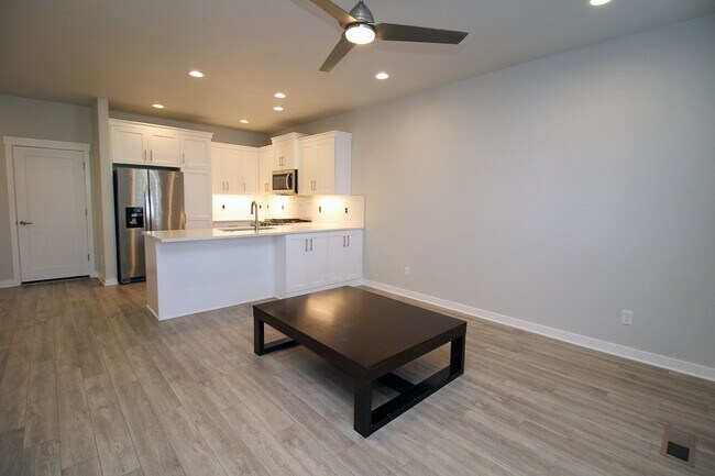 Building Photo - Impeccable 3 Bed/2.5 Bath Townhome located...