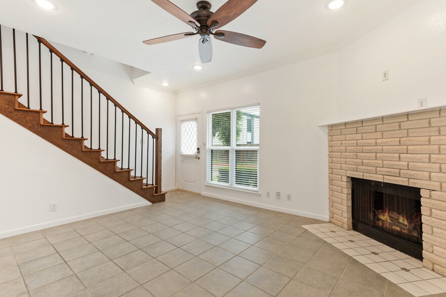 Building Photo - 1307 Kinney Ave