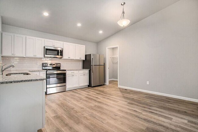 Building Photo - 3143 Alder Dr SW