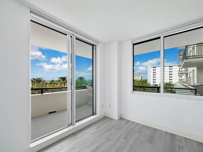 Building Photo - 800 N Tamiami Trl