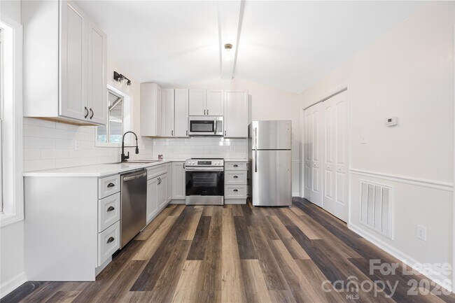 Building Photo - 203 Ewing Dr