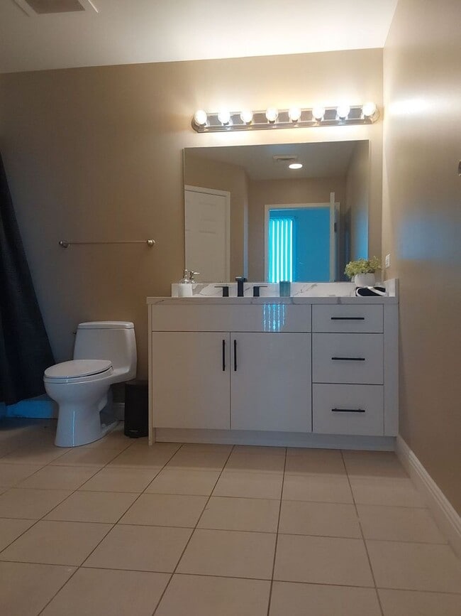Building Photo - Stunningly Remodeled Studio High-Rise Unit...