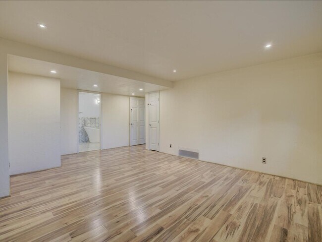 Building Photo - 4 Bedrooms, 3 Bathrooms