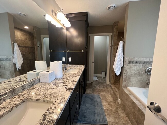 Building Photo - Beautiful 5-bed, 3.5-bath Single Family Home!