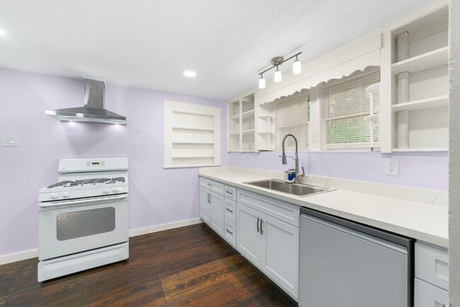 Building Photo - 115 Amundsen St