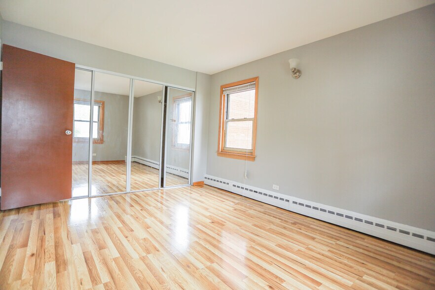 Building Photo - 2107 W Farragut Ave
