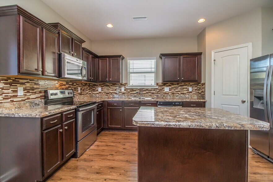 Building Photo - 8005 Lakota Ct