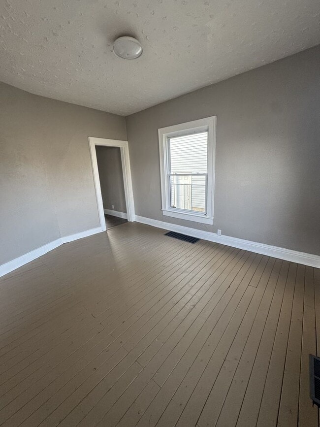 Building Photo - Welcome to this charming 3-bedroom, 2-bathroom home located in the heart of Springfield, OH+