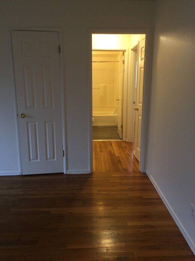 Building Photo - Upper 2bed, stainless steel appliances, of...