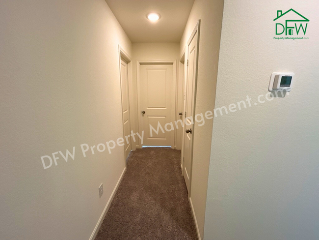 Building Photo - Spacious 5-Bedroom Home with Modern Upgrad...
