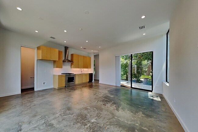Building Photo - 906 Blackland Ct