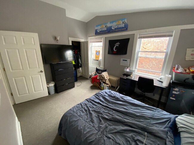 Building Photo - 7 bedroom/ 3bath Mins. from UC + Med Campu...
