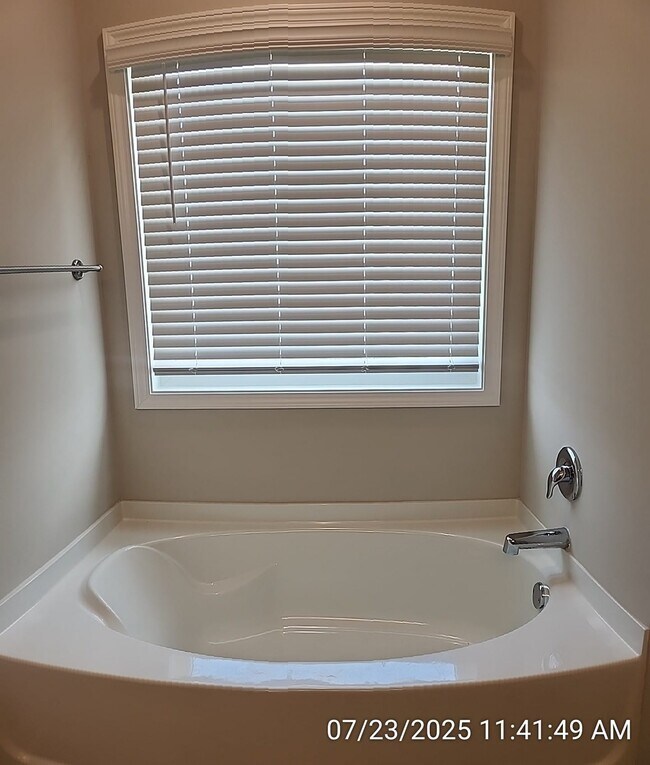 Building Photo - 64 Sunflower Cir NE