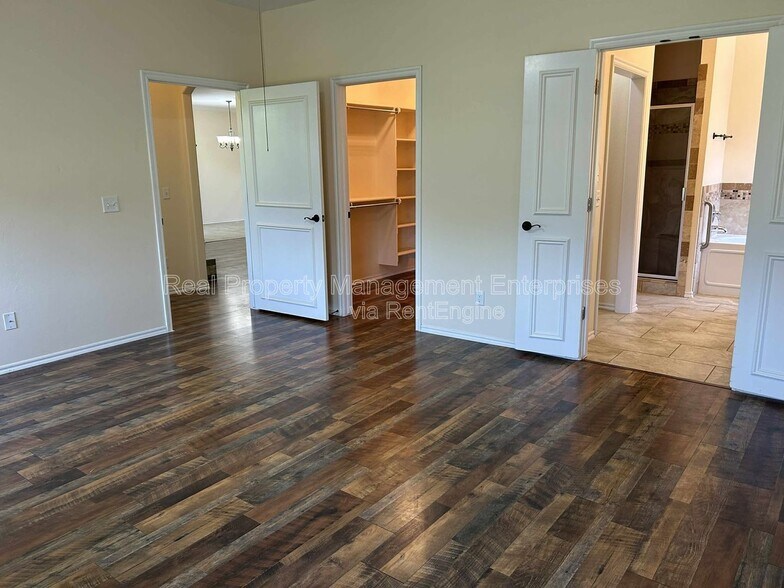 Building Photo - 10237 Hawthorn Dr