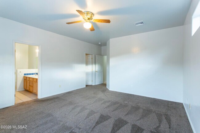Building Photo - 392 Falcon Ct