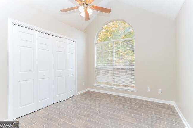 Building Photo - 330 Fallview Dr
