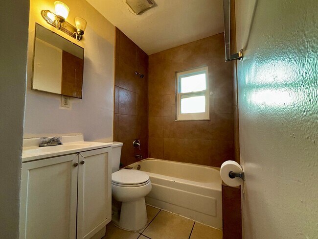 Building Photo - 415 Romana