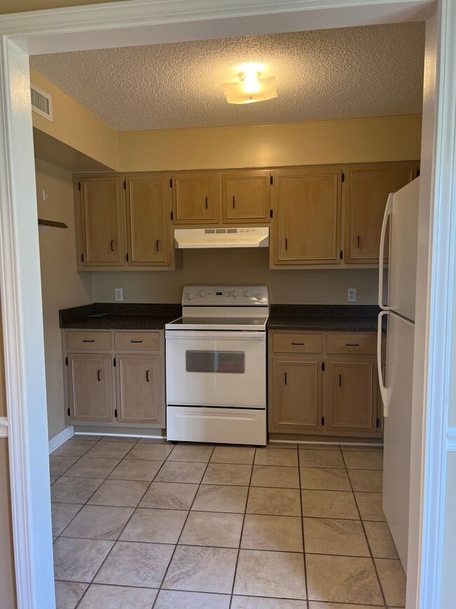 Building Photo - Hillbilly Private Drive