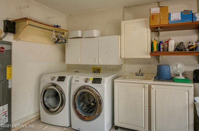 Building Photo - 453 Island View Cir