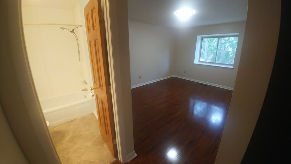 Master bedroom + bath - 1722 Donlee Dr