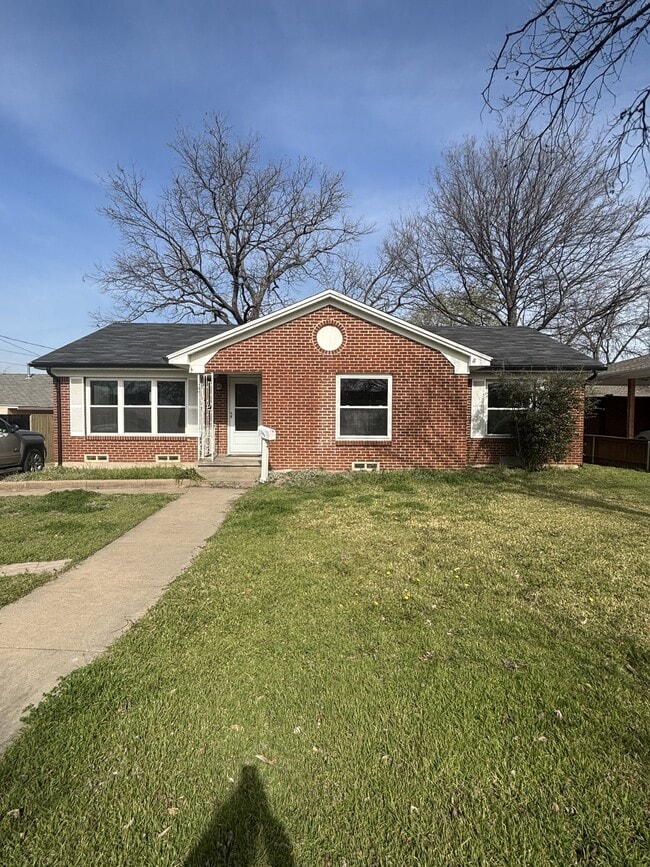 Building Photo - 206 E Belknap St