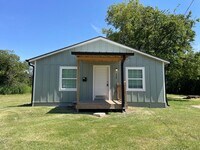 Building Photo - Available Now! *No Pets* Fully Renovated 2...