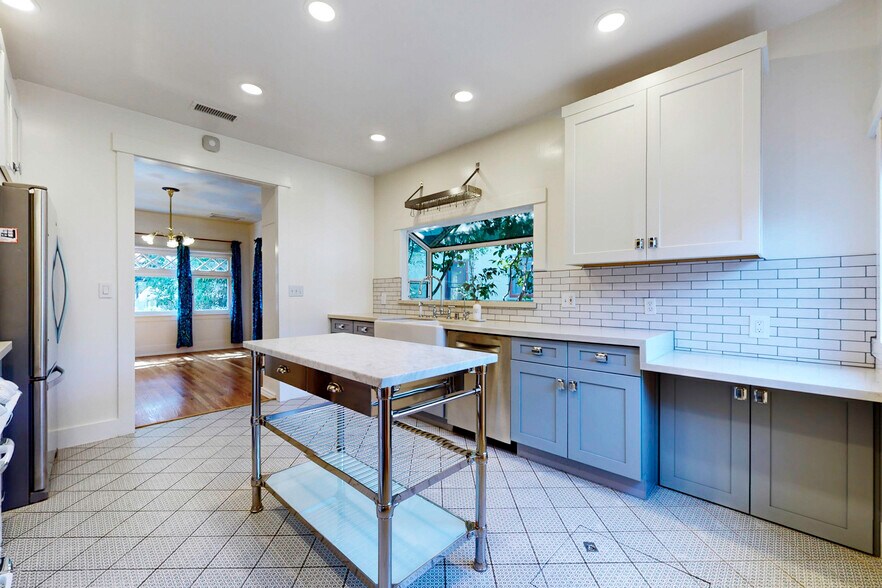 Building Photo - 1845 Las Lunas St