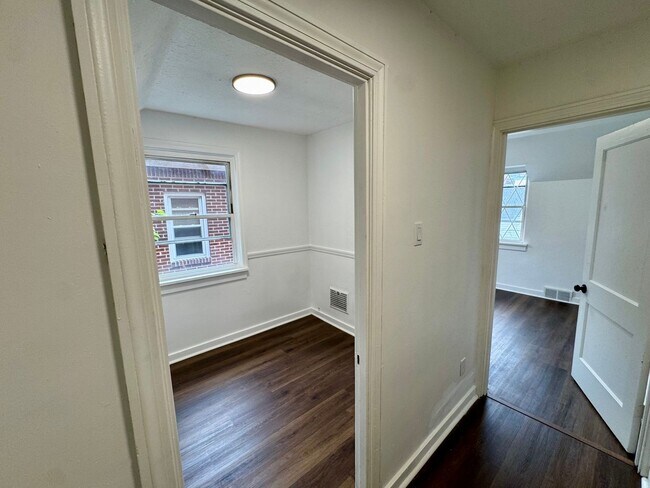 Building Photo - Adorable 2 Bed 1 Bath Home in Brookline W/dedicated office/library space!
