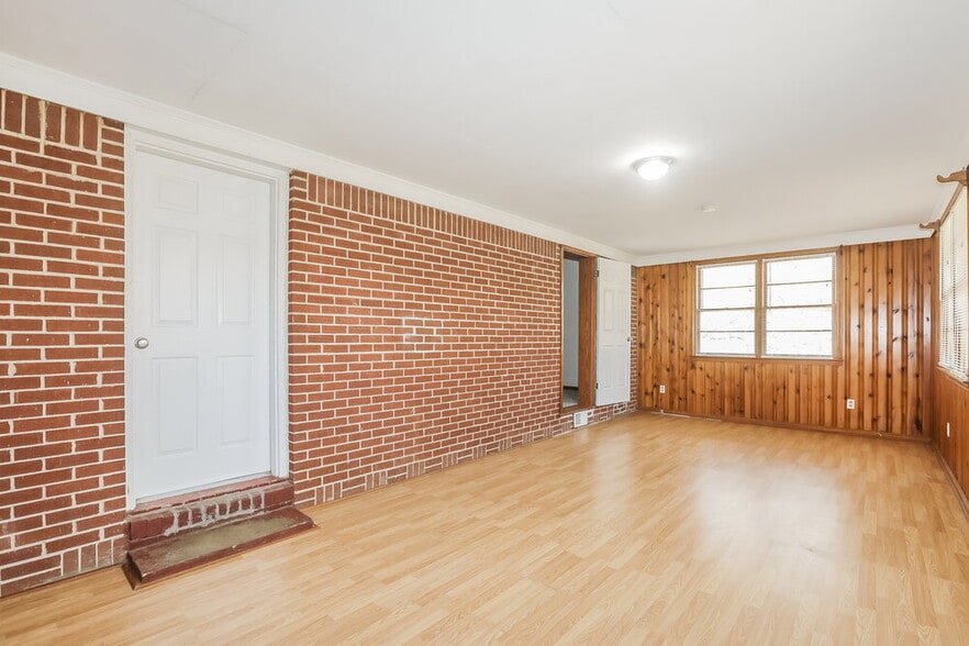 Building Photo - 2147 Camp Cir SW