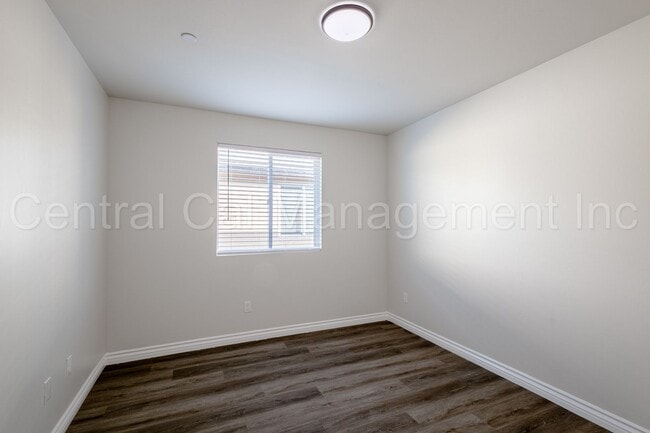 Building Photo - 541 Walker St