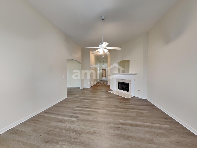 Building Photo - 70 Camden Way