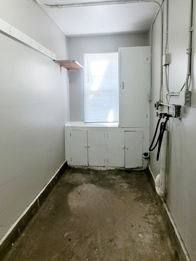 Building Photo - 922 W 4th St