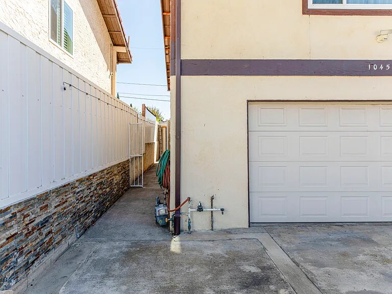 Building Photo - 10455 Glory Ave