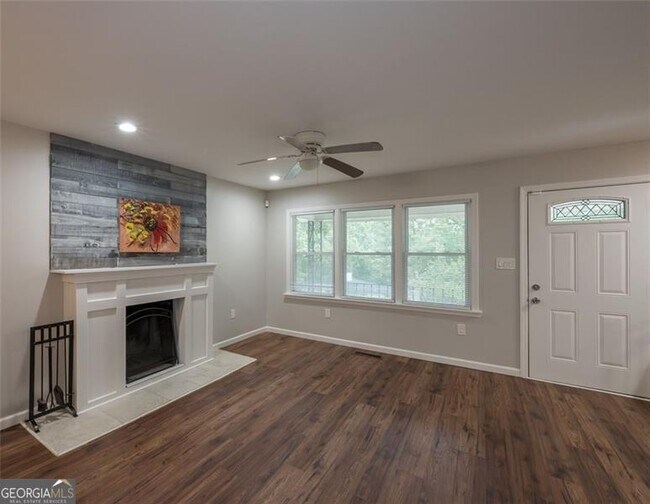 Building Photo - 257 Barfield Ave SW