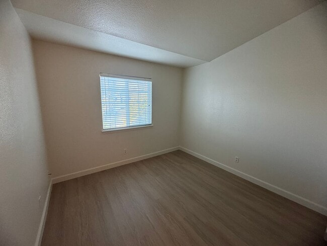 Building Photo - Spacious 2 Story Near Trails & Rose Park