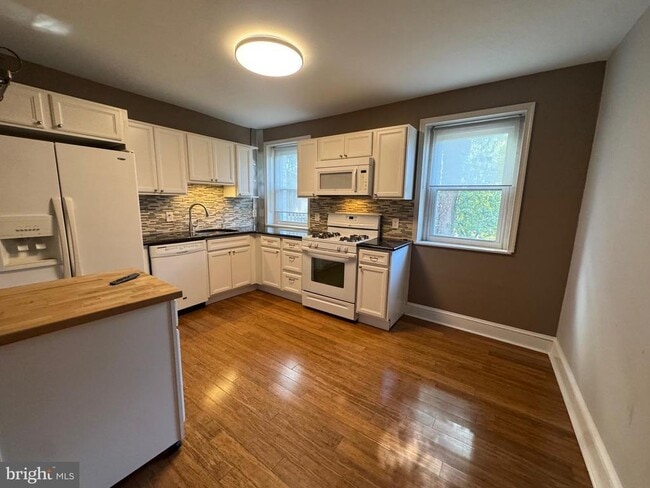 Building Photo - 317 W 4th Ave