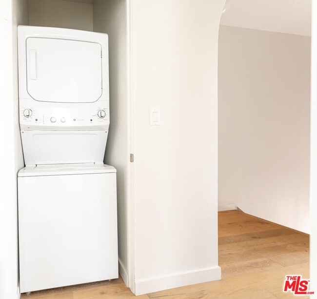 Building Photo - 3611 1/2 Bellevue Ave