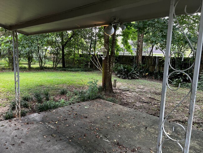 Building Photo - 3 Bedrooms, 1 Bathroom, Brick home , Carpo...