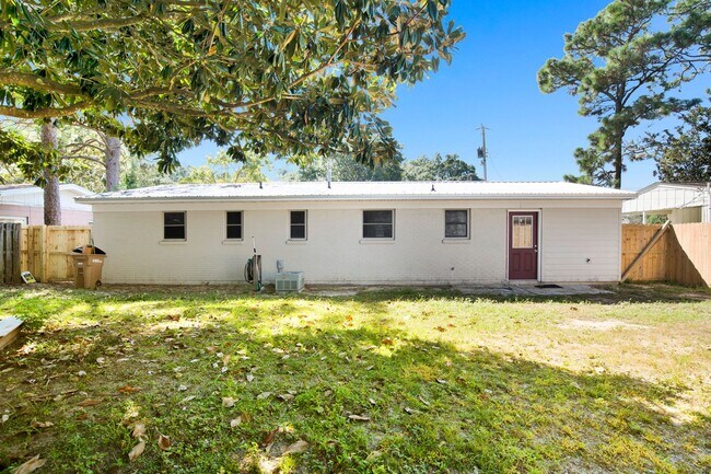 Building Photo - Renovated 3 bedroom home near UWF