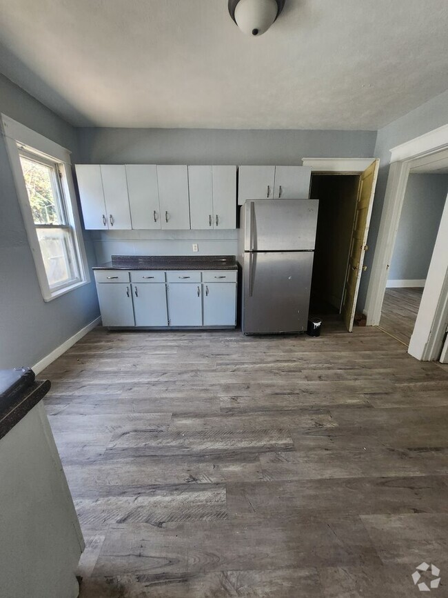 Building Photo - Lower 3 bedroom unit