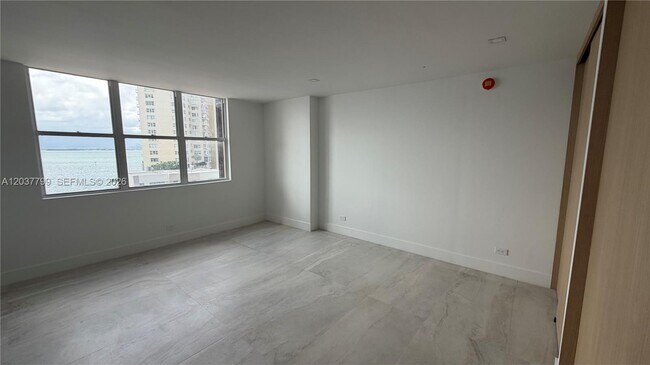 Building Photo - 1800 NE 114th St
