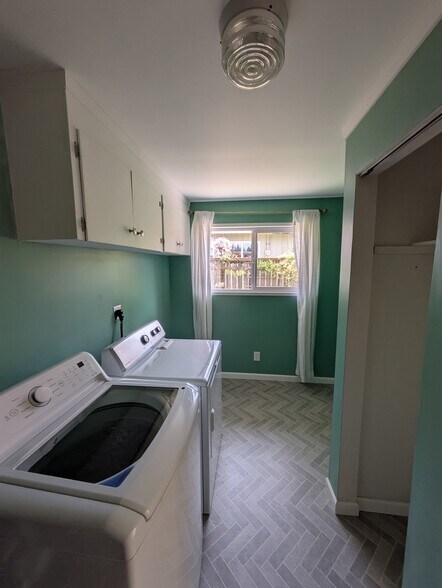 Laundry room - 324 NE 157th St